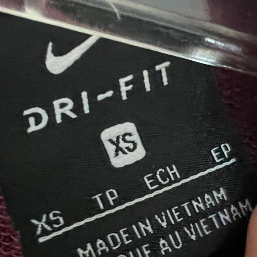 4/$20 Nike Dri-FIT XS Top in Deep Red - Picture 2 of 4